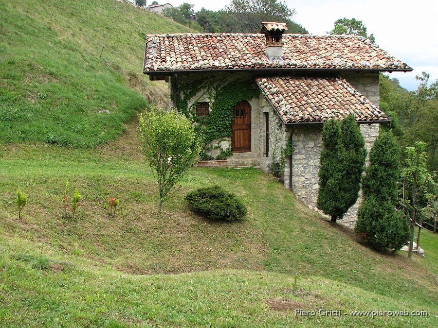 RoccoloAvesaGanda 091.jpg - Graziosa costruzione al'interno del complesso del roccolo